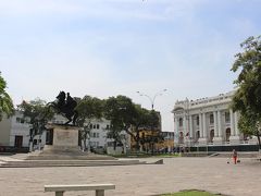 ボリバル広場の横にある、宗教裁判博物館は修復のために閉館中。
右側に写っているのはペルー議会。