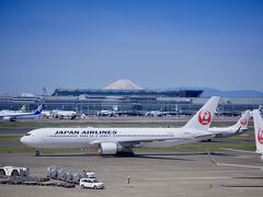 ばばは一本前の飛行機で広島へ。
今日は天気も良く富士山が綺麗に見えます。