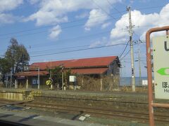 石谷駅です。木造駅舎と構内踏切がイイ感じです。森駅との間にあった桂川駅は２０１７/3/4に廃止されました。