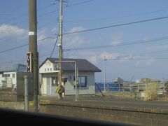 石倉駅です。海はこれまでも見えてはいたのですが、
この駅を過ぎたあたりから内浦湾の綺麗な景色が車窓イッパイに広がってきます。