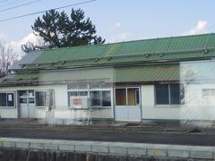 落部駅です。木造駅舎は1991年に改築された駅舎だそうです。

この区間を去年夏に乗った時はお盆だったからか満員でしたが、今回は海側のボックス席に一人づつという感じで、ゆったり快適に車窓を眺めながら楽しめました。