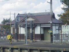 山越駅です。近くに日本最北端の関所があったそうで、だからこの外観の駅にしたそうです。