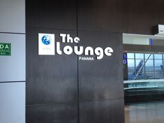 ということで、30分足らずでPPが使えるThe Loungeに移動。
朝の時間帯で混んでいたので中の写真は無しです。。。
軽食あり、水のペットボトルもありなので、調達するのには良い場所です。
ただ、北米路線の場合は、ゲート前でクアラルンプールなどの様に保安検査があるため、持ち込めないので要注意です(^-^)b