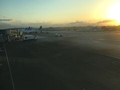 パナマのトクメン国際空港に30分ほど早着。
朝日が目に沁みます。。。
そして、空港内が激寒です。。。

トクメン空港は入国しなくても乗り継ぎが出来るので、乗り継ぎ時間は30分もあれば十分なコンパクトな空港ですね。
でも、第2ターミナルを作っていて、ゲートが第2の時は遠いので要注意です。