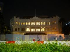 シンガポール到着、特にトラブルも無くサクサク入国。
タクシーで移動。
ラッフルズはいまだに工事中。
２０１９年春にリニューアルオープンと聞いていたから期待してたけど間に合いませんでした。
いつか泊まりたい憧れホテルの一つです。
前々回はお茶だけしたっけ。
次はせめて食事に来たい～
