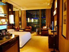 空港からタクシーで15分、フラトンベイホテルに到着！
どうですこの部屋素敵でしょ！
窓の外にはベイサンズの夜景♪
ちょうどショーやってました。