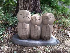 曲がり角の東長寺近くに可愛らしい三体のお地蔵さんがいました。