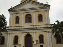 山を下って再びタイパ村を歩きます。半島にありそうなポルトガル風教会を発見