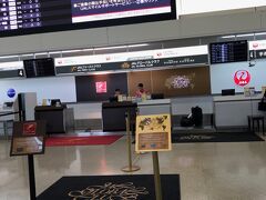 那覇空港にはJGC専用カウンターがありました！
となりの手荷物チェックインカウンターは長蛇の列でしたが、こちらは
だれもいない・・・

サクッと荷物を預けてお夕食を買いに行きます。