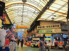 平和通りからアーケード街に入り、色々な説明を受けながら小道をまわって公設市場の近くまで来ました。