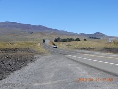 せっかくの溶岩だらけの島なので、、サドルロードとの交差点付近でツアー車も止まって溶岩見学をしていたので、同じ所を見てみました。

何時もは日本では大型四駆でタイヤのタッパが有るので、此の位の段差は誤差範囲なのですが、乗用車（キャデラック）だと「ガクン」と落ちました。

サドルロード側からマウナケア山方面へ伸びるマウナケイアアクセルロードを見る。
此の先が、鬼塚センターからマウナケア頂上（スバル望遠鏡など有り）方面です。

ナダラカなので分かりませんが、4200メートルあります。