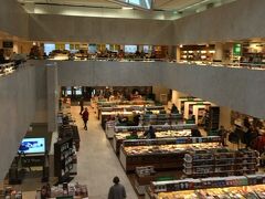 ヘルシンキまで戻ったけどまだ時間があったので、建築デザインの巨匠アアルトがデザインしたアカデミア書店のカフェアアルトへ。建築を学んでいる（はずの）子供へのお土産に、書店の方でアアルトさんの英語の本を購入したら、そろそろ陽が沈む時間になりました。