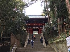 社務所で拝観料500円を収めるとすぐに楼門(重要文化財)が見える

「東照大権現」は第108代後水尾天皇の筆によるものだそう