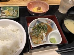 昼食は博多に戻り、ごまさば定食を。