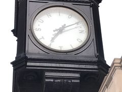 CNタワーを後にして一旦ホテルへ戻るためユニオン駅へ
ユニオン駅の前にあるこちらの時計の文字盤は数字ではなく『UNIONSTATION』と表示されています
お洒落ですね(*^▽^*)
