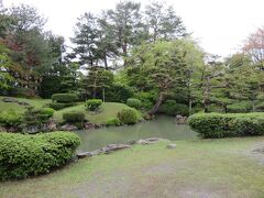 奥の方には国指定名勝の酒井氏庭園が。