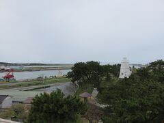 まず日和山公園に行って六角灯台を遠くから眺めます。

天気が良ければ白い灯台がきれいなんだろうな。