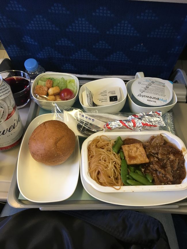 デンパサールまでの機内食です。大韓航空の機内食って結構日本人の口に合うと思う。