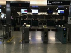 搭乗するＡＮＡは丁度改札口正面にありました。
写真の改札口は一番左がチェックイン完了後出る扉（手前に出る方向）、真ん中と右側はチェックインカウンターに入るための改札（奥に行く方向）
ここでは荷物を預け搭乗券も発行されますが、今回はチェックイン時間が搭乗時間まで５時間弱あったため搭乗口は記載がありませんでした。