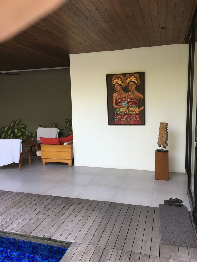 部屋のリビングはプールに面している屋外です。