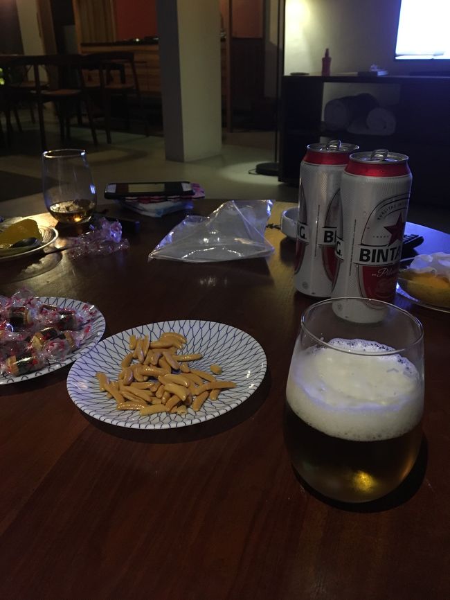 ホテルにチェックイン後、お友達ご夫婦と一緒に乾杯。長旅の後のビールは最高でした。