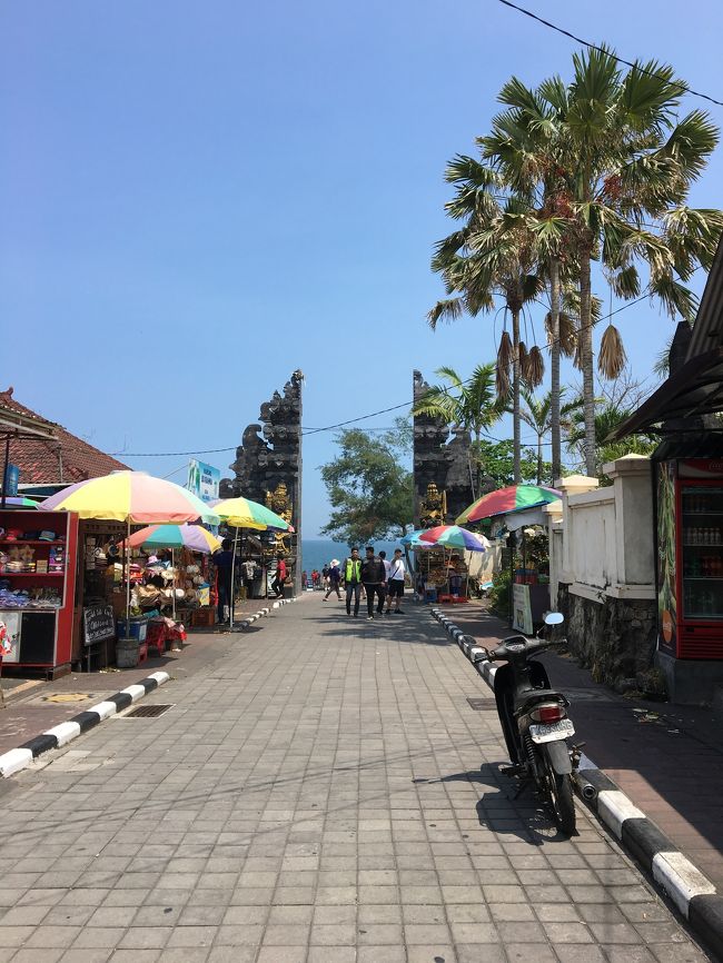 最初の観光は タナ・ロット寺院。海岸まで徒歩で。