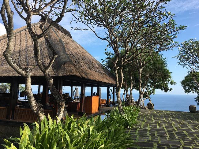 次の目的地まで途中、ブルガリのホテルのバーで休憩です。