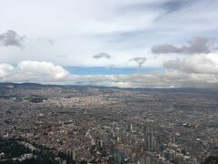 そして、モンセラーテの丘からの眺め。
雲が多いのが残念ですが、素晴らしい眺めです(^-^)
しばらく眺めてから、