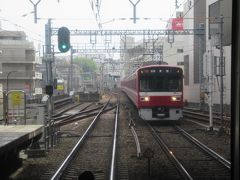 始発の泉岳寺駅から乗ってきた京急の快特三崎口行きは上大岡駅に停車しました。＜ＫＫ４４＞
最前列の展望席で車窓を楽しんでいます。

＊＜＞内は駅ナンバリング。以下同様。