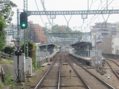 上り線のみに待避線がある京急富岡駅を通過。＜ＫＫ４７＞