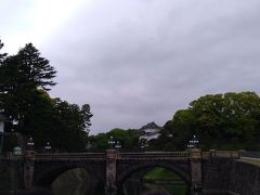 二重橋まで来ました。
一般参賀は4日だけど、1日に皇居に来ようと思う人が他にも多くいたようで、大変な混雑です。5/1のお散歩はここまでにして、有楽町駅から帰りました。

