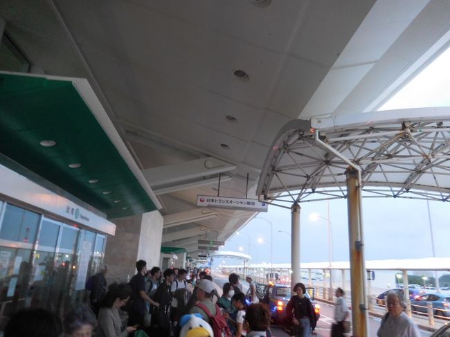 2日目からは石垣島に2泊、ホテルからタクシーで那覇空港に午前5時50分到着。6時から開門となるため入り口付近で待機している人たち。