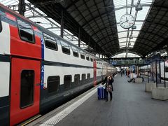 ルツェルン中央駅は大きな駅で、今度はここからベルンまで乗っていきます。焼き栗を食べながら列車に揺られる事1時間ほどで、スイスの首都ベルンに到着。ベルン中央駅もまた、上の写真の様に大きな駅です。 