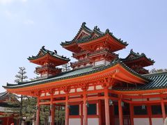 同じく西側にある「白虎楼」
白虎楼の横からは、社殿の周囲に広がる名勝・神苑（しんえん）の入り口があります。拝観料を支払い中へ入っていきます。