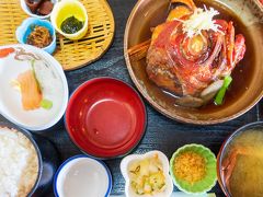 そしてこの旅で何食べるか前日に考えました。
選択肢は、「アジフライ」、「金目鯛の煮付」、「わさび丼」

【今知った豆知識】
キンキと金目鯛って違う魚・・・
キンキ(正式名：喜知次)・・・カサゴ目フカサゴ科
金目鯛・・・キンメダイ目キンメダイ科

因みにキンキの価格はキンメダイの２倍らしい

おかしいな~。
今回金目鯛の煮付を食べようと思った理由は、北海道に住んでいたときにキンキの煮付けをよく食べたからだったのに（大汗)

【伊豆の味 おか田】
営業時間：11:00~18:00
住所：静岡県賀茂郡南伊豆町湊307-1

写真では金目鯛のカブトしか見えませんが
その後ろにキンメダイの身が一匹分ありました。

