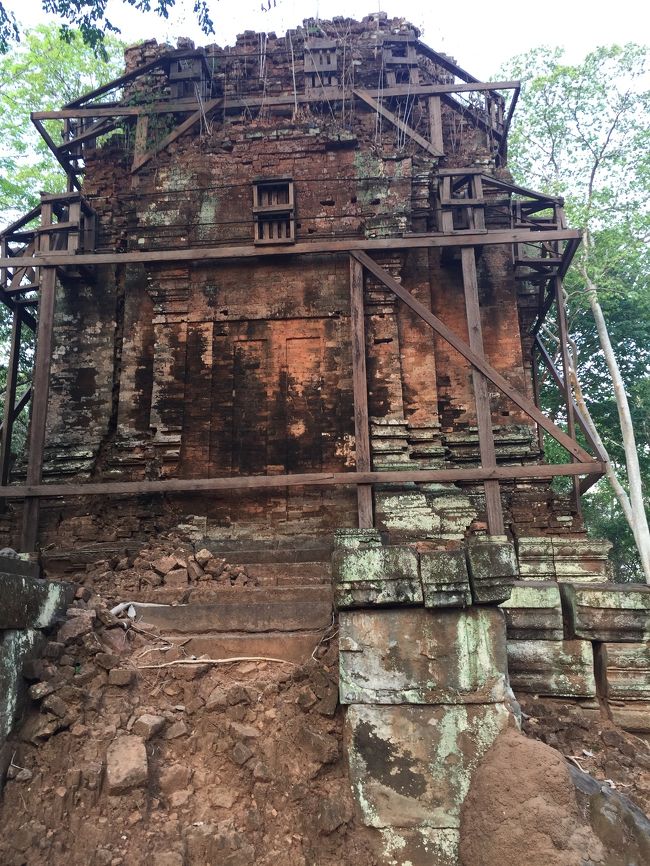 コーケー遺跡群のプラサットドムレイ寺院です。