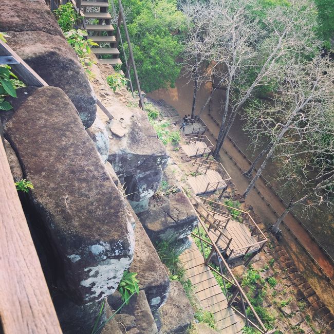 コーケー遺跡のピラミッド型の寺院です。プラサットトム寺院です。