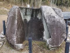 ちょっと分かり辛い場所にある鬼の雪隠。
田んぼに囲まれた細い道路沿いにあるので、徒歩か自転車がお薦めです。
鬼が用を足した場所と云う伝説がありますが、実際は、欽明天皇陵の石室の底石と云われています。