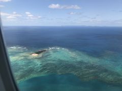 那覇空港に着陸前、飛行機の窓から見えるこの海！！　沖縄だぁ