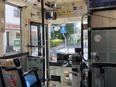 路線バスに乗ります。首里城公園から壺屋やちむん通りまで乗り換えなし。便利～