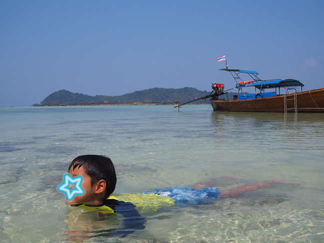 浅瀬には小さな魚が泳いでいました
