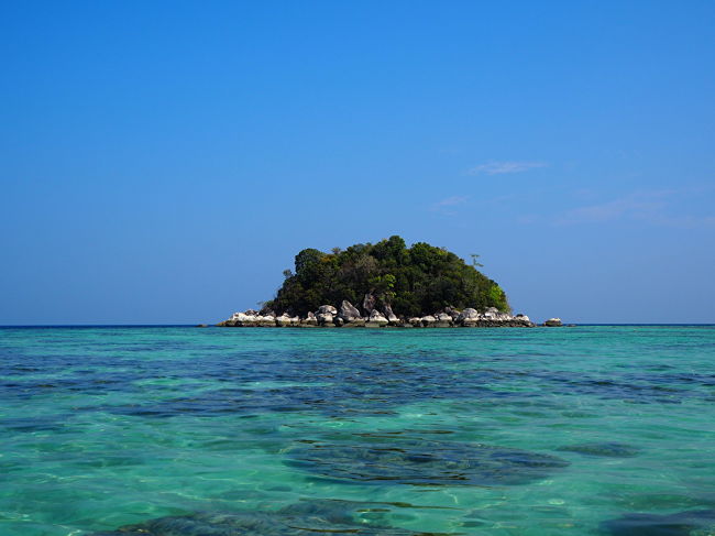 アイデリック前の小島<br /><br />4時ぐらいにホテルに到着。<br />