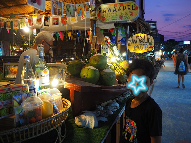 夜は、ウォーキングストリートのエレファントで夕ご飯。<br />タイ風？オリジナルのピザが最高においしかった！オススメです。<br /><br />帰りにいつものお店はでフルーツジュース。<br />チョコは、やっぱりスイカジュース<br />オマメは、マンゴージュース<br />わたしは、ココナッツジュース<br />このお店でジュースを飲むのもこれが最後。<br />また飲めたらいいな。<br /><br /><br />明日はバンコクへ戻ります。<br /><br />