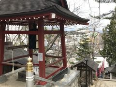 湯畑の周りをうろうろした後、チラッと見えて気になっていた白根神社に行きました。
湯畑の上流側から階段を上ってすぐの場所です。