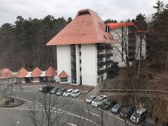 こちらが今回の宿、"草津温泉ホテルヴィレッジ"さんです。
･･････よくわかりませんね。
かなり大きな敷地で建物もいくつかに分かれてるようなので、何を撮ったら宿の写真としてわかりやすいのか判断しかねてしまいました。
とにかくとっても大きなホテルのようです。