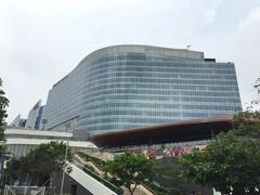 それは目の前に今日宿泊するホテルがあるからです。