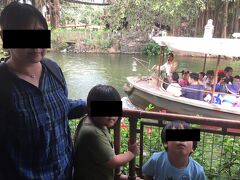 そしてジャングルリバークルーズへ。
英語・広東語・北京語別の船に案内されます。