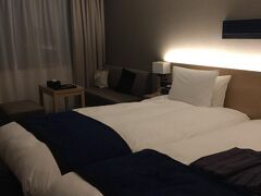 ほぼ満室の状態で下がかろうじて取れました。ここ温泉があるんです。良かったですぅ、前日一睡もしてなかったので墜落するように寝落ちました