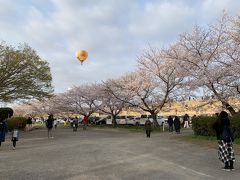 まずはバルーンレース。
着いて早々、風を入れるシーンに出くわし、撮影開始。
気づいたらもう、みんなあんな遠くに・・・！