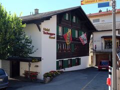 駅からホテルまでは徒歩約5～ 6分。スイスらしいシャレータイプのホテルチュッゲンが今日の宿泊場所です。